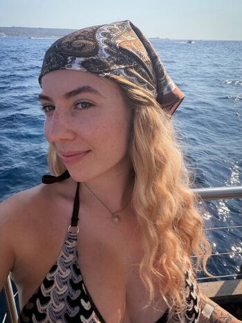 Full leaked Areliann private onlyfans photo