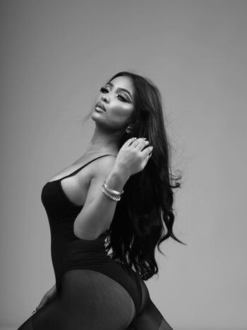 Full leaked Duhh itzzanu page private onlyfans photo