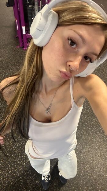 Full leaked Ellesasmrr private onlyfans photo