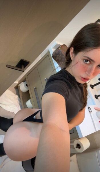 Full leaked Emarr b  page private onlyfans photo