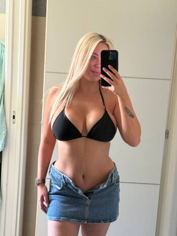 Full leaked Emily dolly page private onlyfans photo