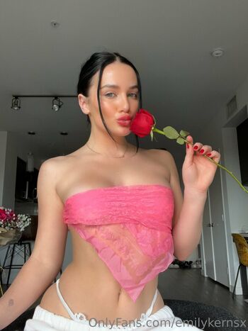 Full leaked Emilykernsx private onlyfans photo