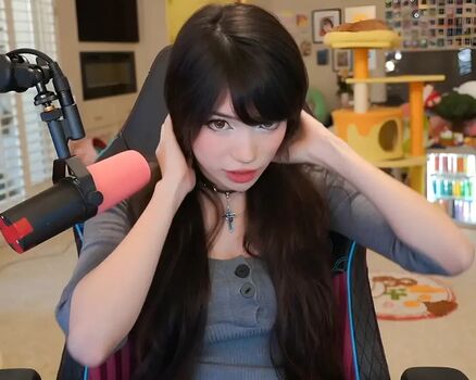 Full leaked Emiru page private onlyfans photo