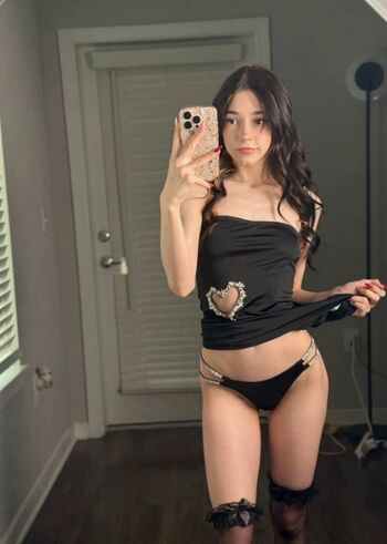 Full leaked Izzyuwuu private onlyfans photo