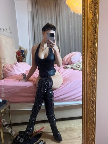 Full leaked Lara winter page private onlyfans photo