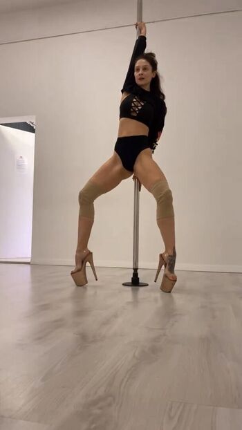 Full leaked Pole dance private onlyfans photo
