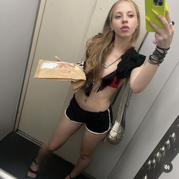 Full leaked Simonealysia private onlyfans photo